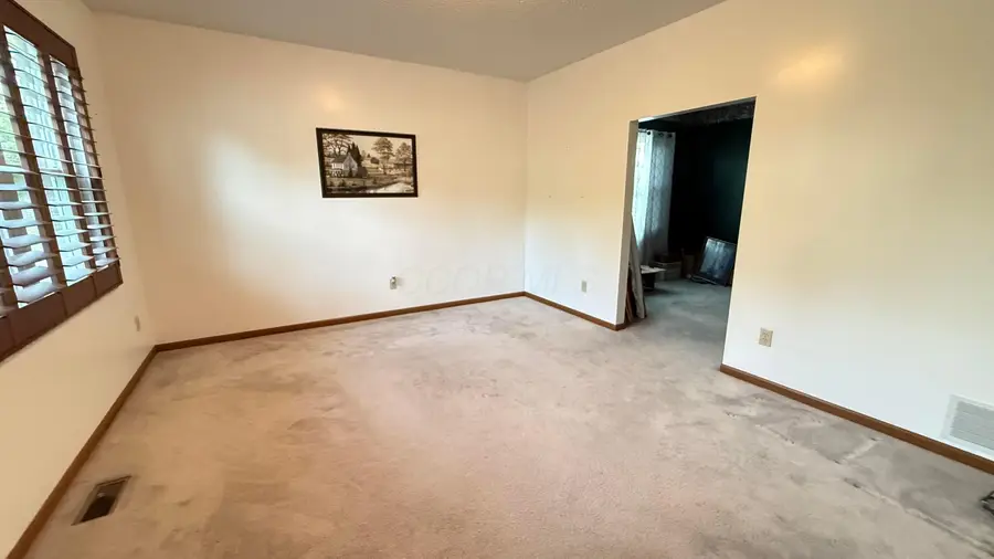 318 Eddington Drive, Pataskala, OH 43062 - #2