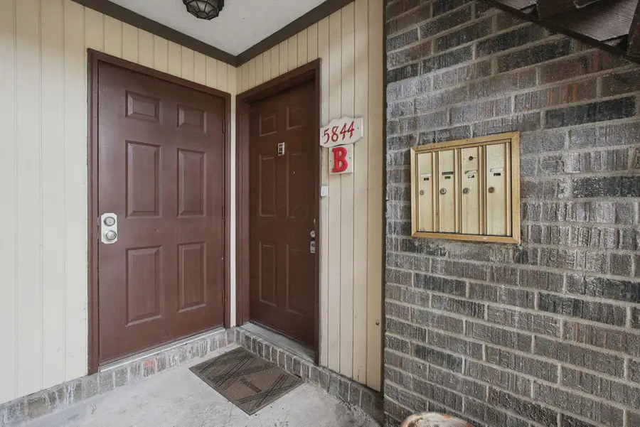5844 Hallridge Circle, Columbus, OH 43232 - #2
