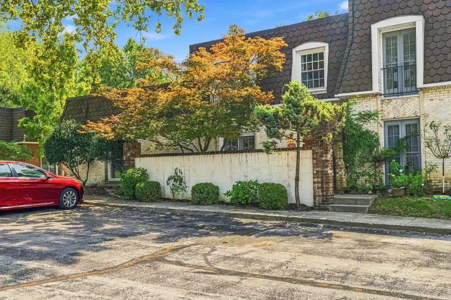 2811 Chateau Circle S, Upper Arlington, OH 43221 - #2