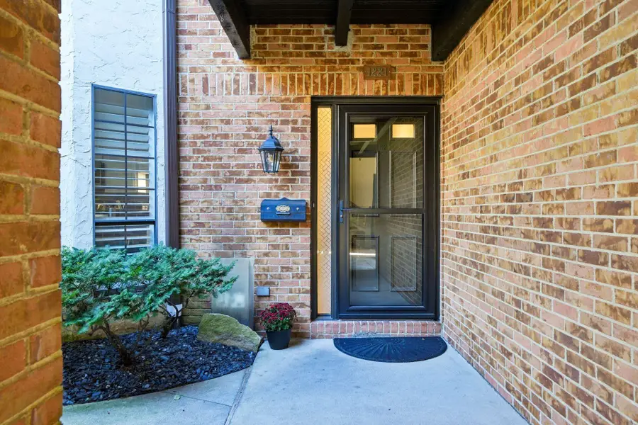 1221 Fountaine Drive, Columbus, OH 43221 - #3
