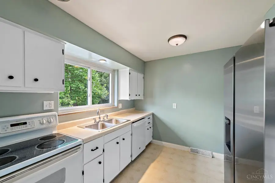 77 E Handel Lane, Greenhills, OH 45218 - Image #3