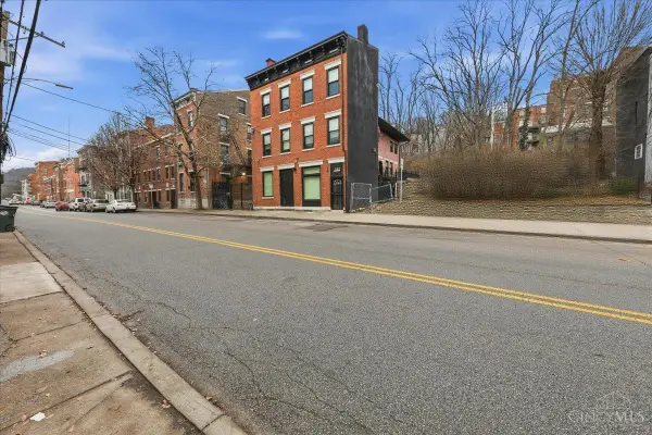 142 E Clifton Avenue, Cincinnati, OH 45202