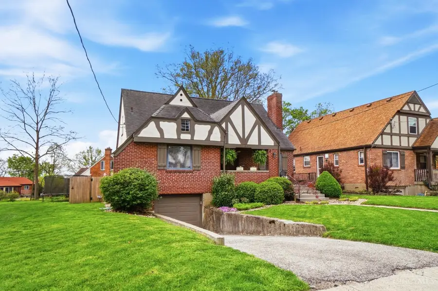 3239 Ashwood Drive, Cincinnati, OH 45213 - #3