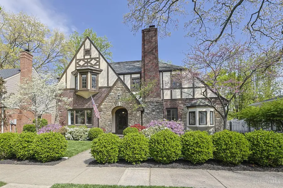 6828 Mt Vernon Avenue, Mariemont, OH 45227 - #2