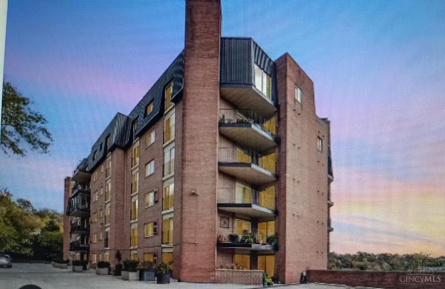 880 Rue De La Paix #A5, Cincinnati, OH 45220 - #2