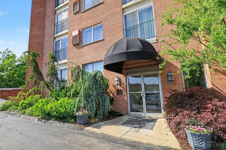 880 Rue De La Paix #T24, Cincinnati, OH 45220 - #2