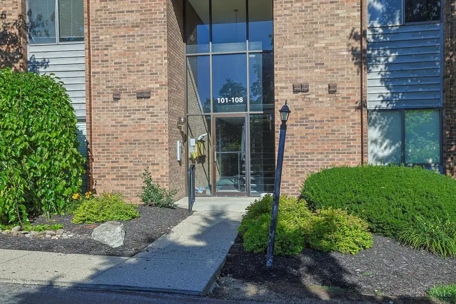 1544 W Galbraith Road #106, North College Hill, OH 45231 - #2