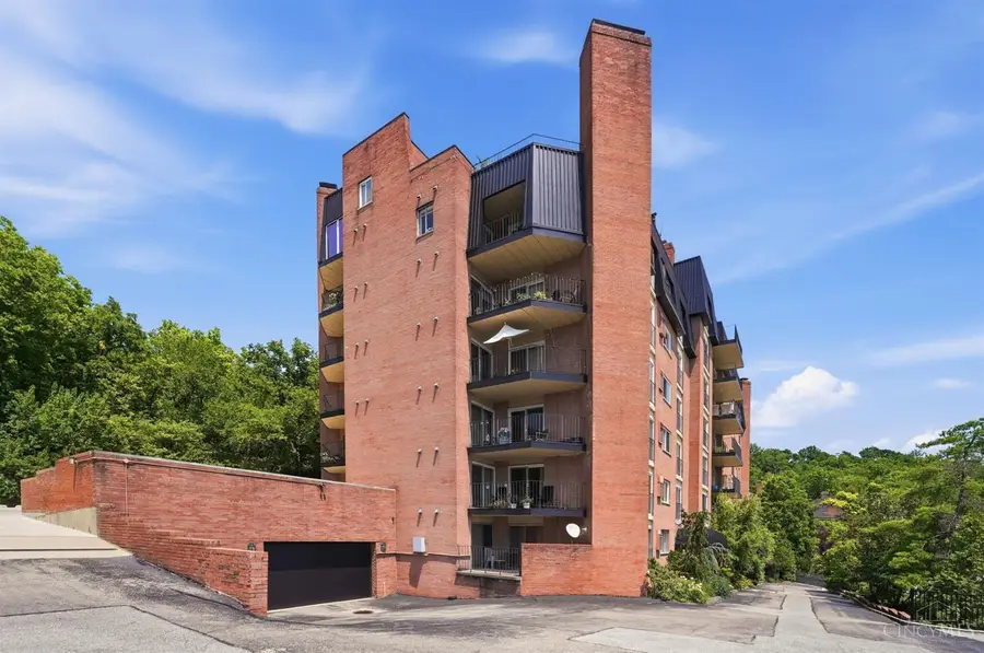 880 Rue De La Paix #A24, Cincinnati, OH 45220 - #2