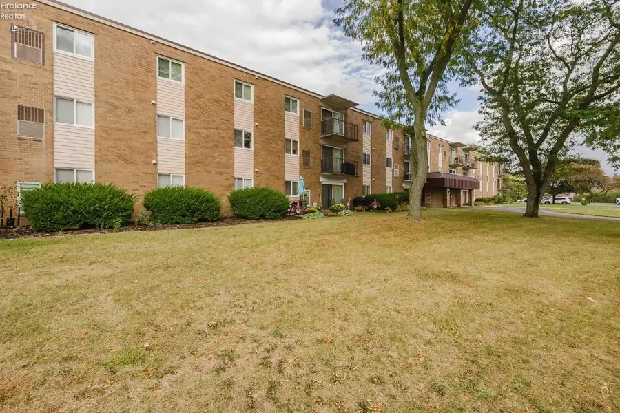 1305 Lake Wilmer Drive #207, Sandusky, OH 44870 - Image #2