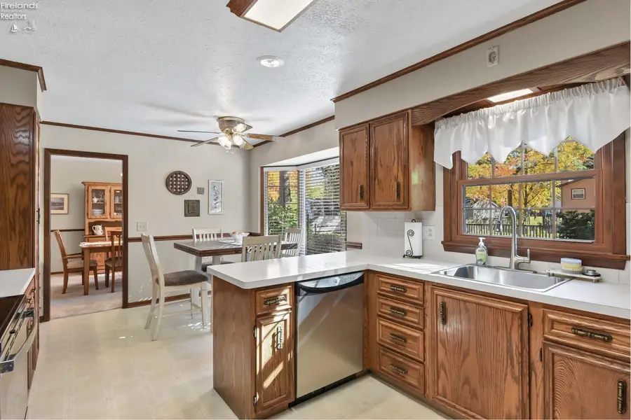 4861 Woodview Dr, Vermilion, OH 44089 - Image #3