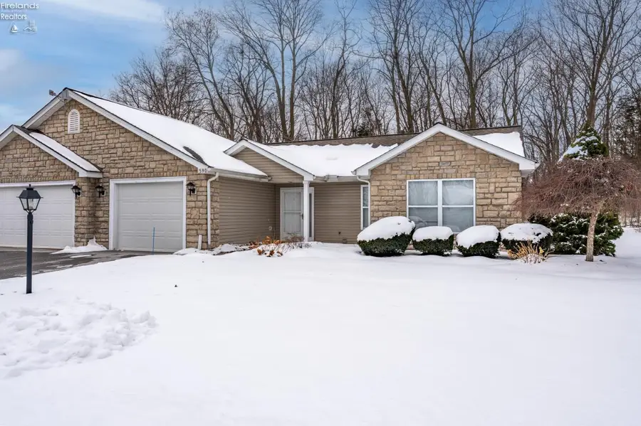 590 N Vineyard Circle, Port Clinton, OH 43452 - #2