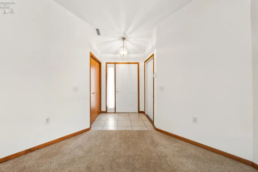 590 N Vineyard Circle, Port Clinton, OH 43452 - #3