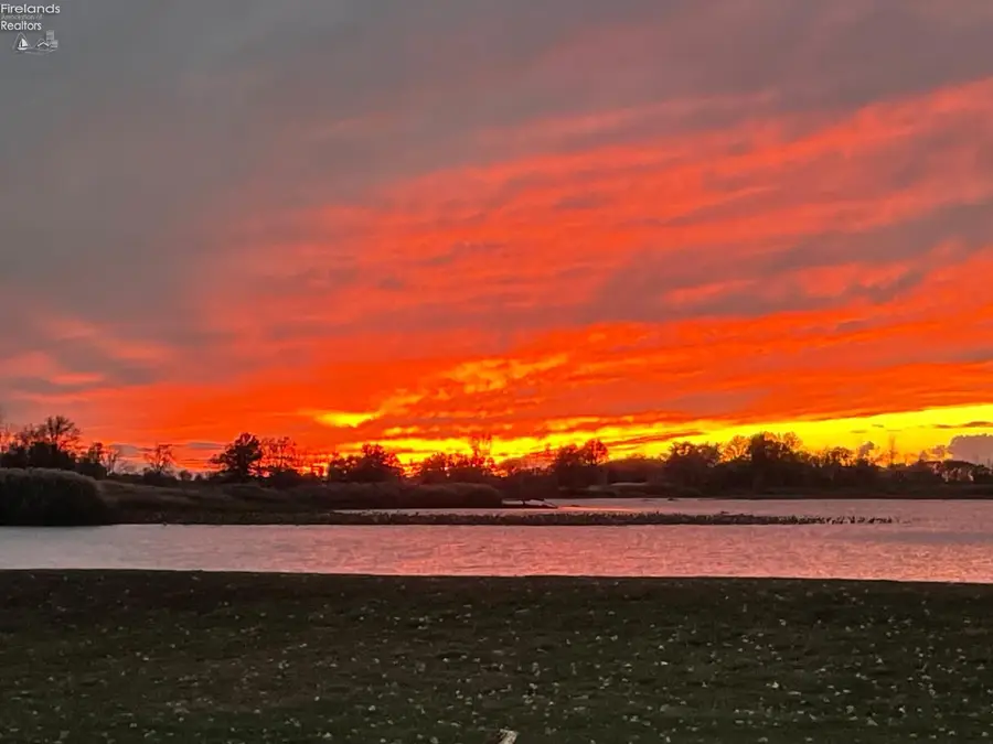 27 River Sunset Blvd. (unit 5), Fremont, OH 43420 - #2