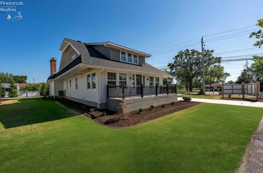 19 N Beach Street, Port Clinton, OH 43452 - #2