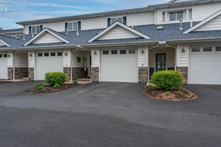 1213 W Lakeshore Drive, Port Clinton, OH 43452 - #3