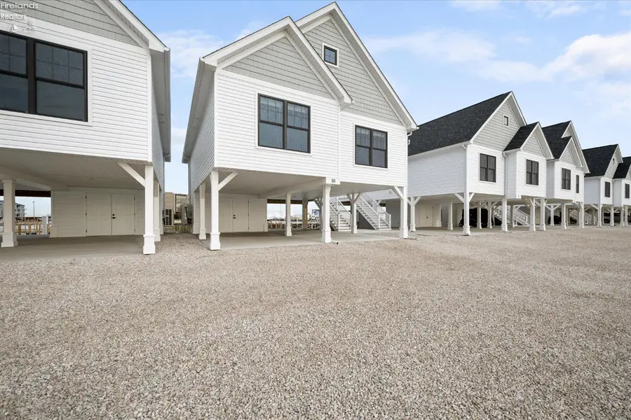 545 W Lakeshore Drive #10, Port Clinton, OH 43452 - #3