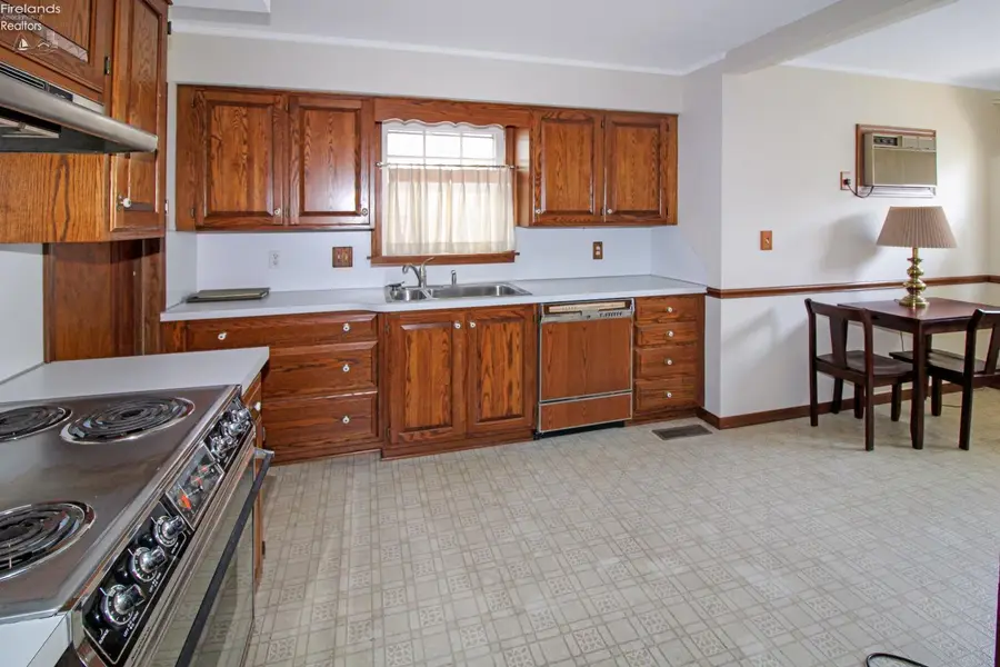 325 Jefferson Street, Port Clinton, OH 43452 - #3