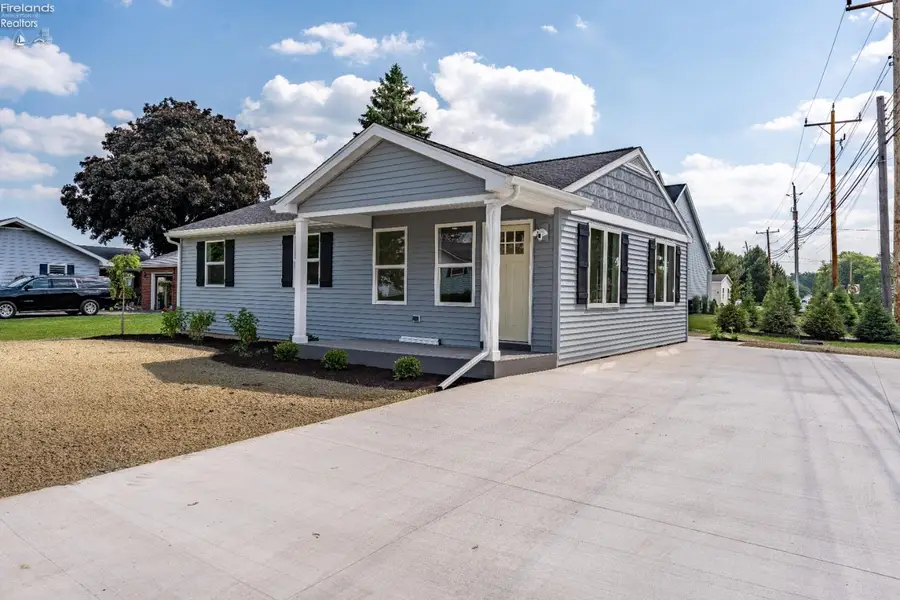 21 N Shawnee Drive, Port Clinton, OH 43452 - #2