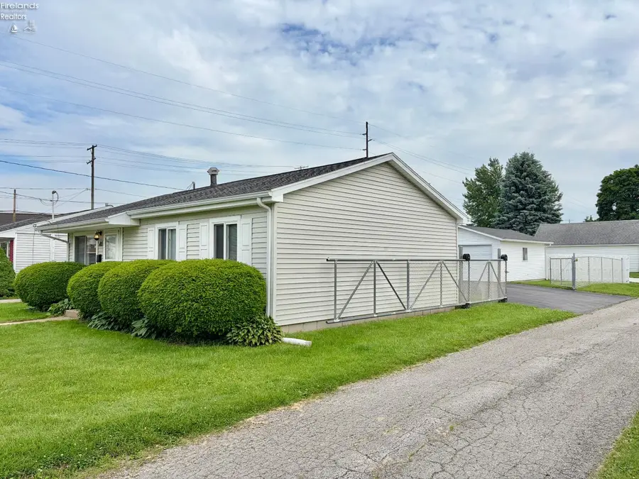 420 Moore Avenue, Bellevue, OH 44811 - #3