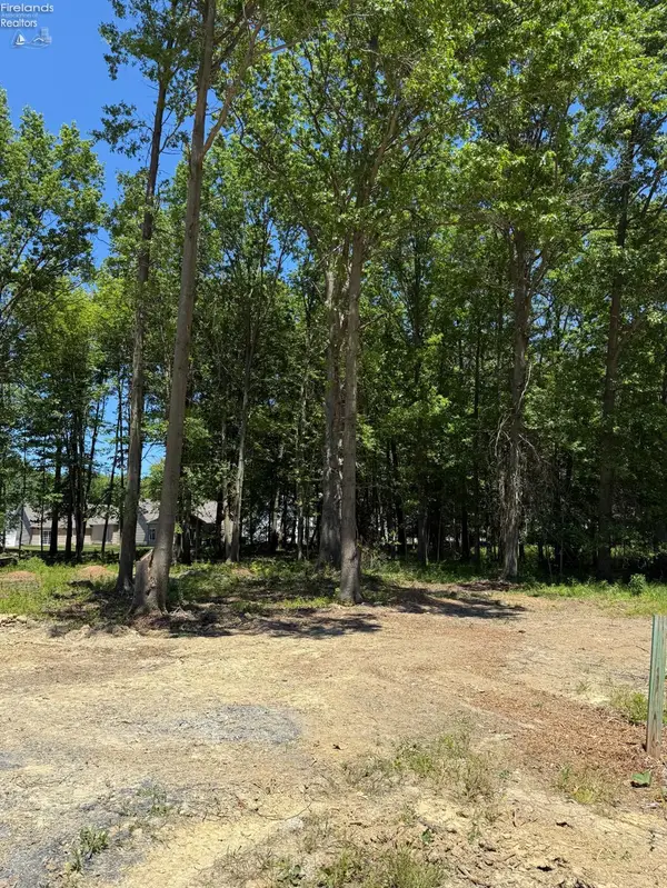 48 Breezewood Lane, Vermilion, OH 44089