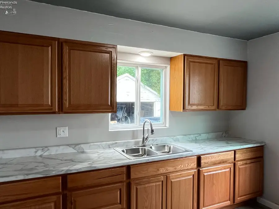 910 W 17th, Lorain, OH 44052 - #2