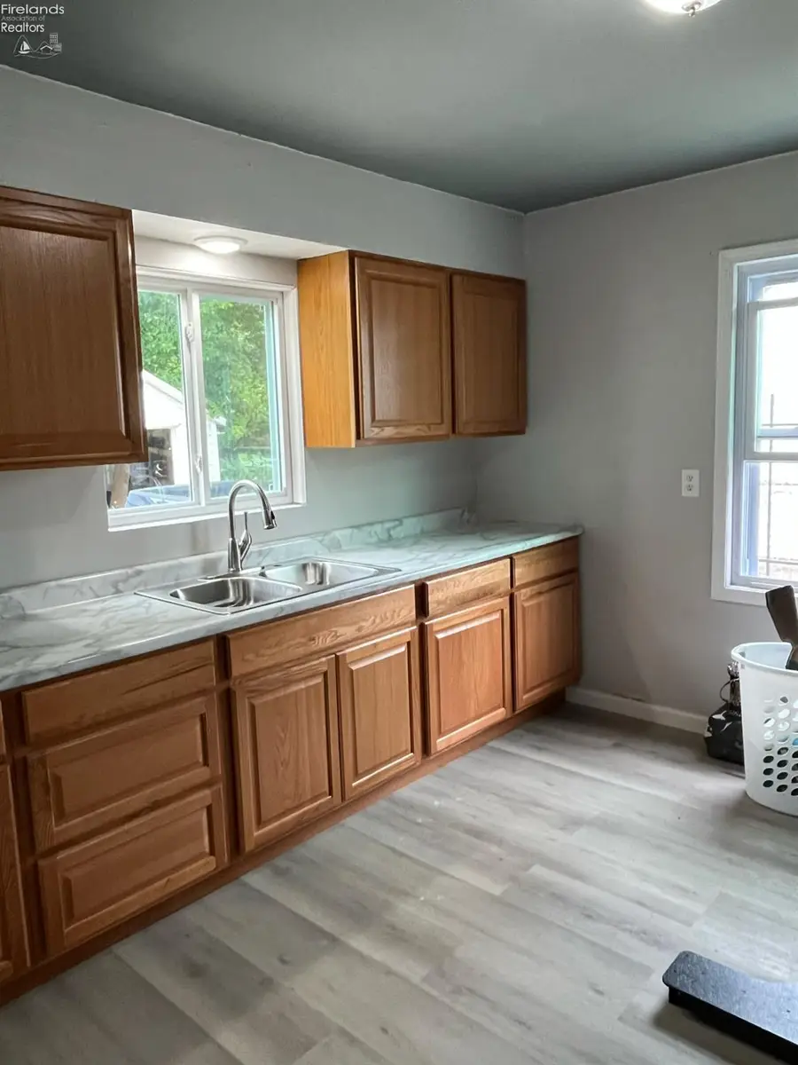 910 W 17th, Lorain, OH 44052 - #3