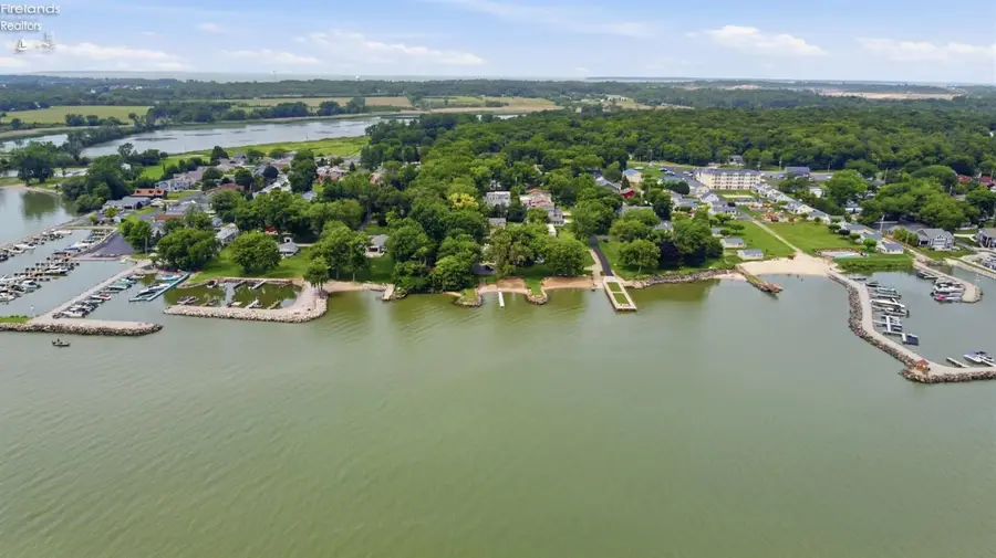 2327 S Oak Knoll Drive, Marblehead, OH 43440 - #2