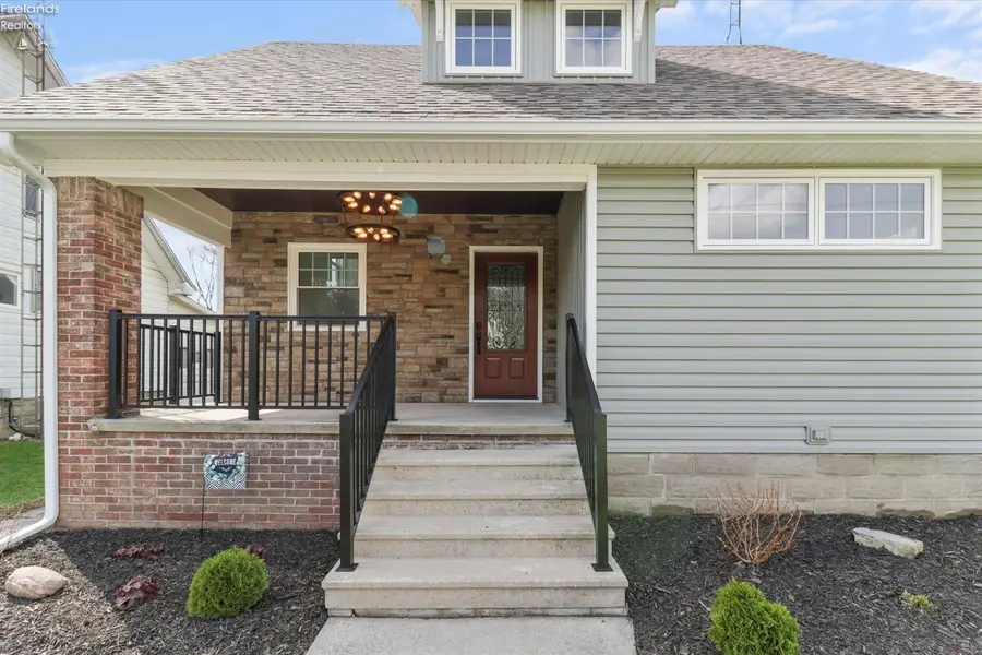 547 N Church Street, Oak Harbor, OH 43449 - #2
