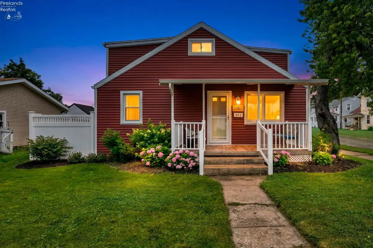 902 E 2nd Street, Port Clinton, OH 43452 - #1