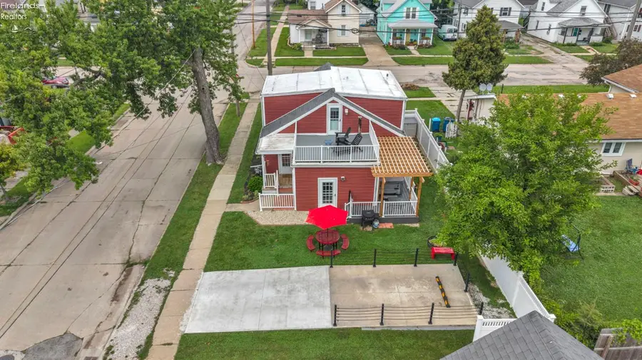 902 E 2nd Street, Port Clinton, OH 43452 - #2