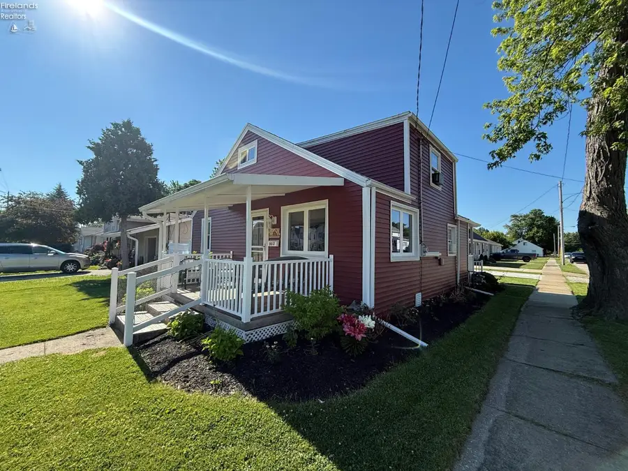 902 E 2nd Street, Port Clinton, OH 43452 - #3