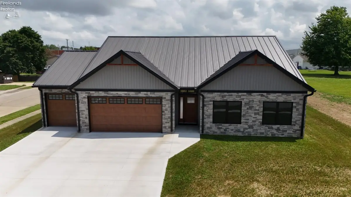 203 Crestwood Drive, Willard, OH 44890 - #1