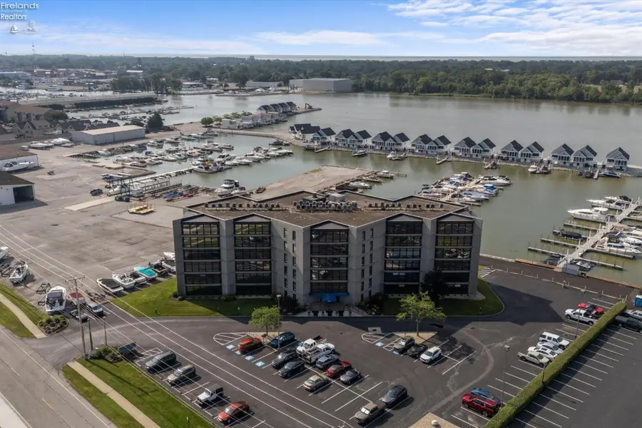 711 W Lakeshore Drive #203, Port Clinton, OH 43452 - #2