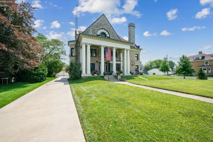 504 E Perry Street, Port Clinton, OH 43452 - #2
