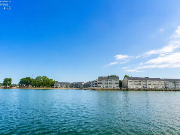 238 W Lakeshore Drive #238D, Port Clinton, OH 43452