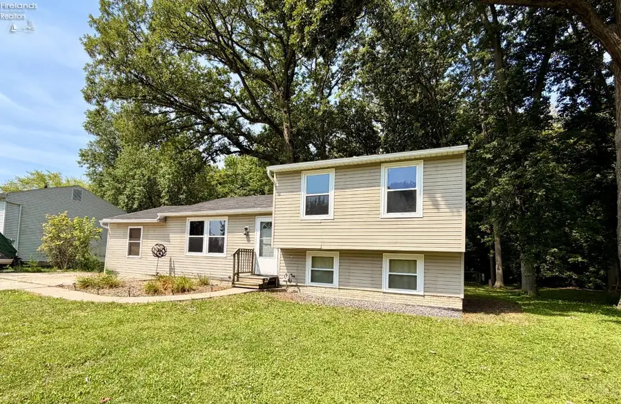 2250 Woodmont Drive, Fremont, OH 43420 - #2