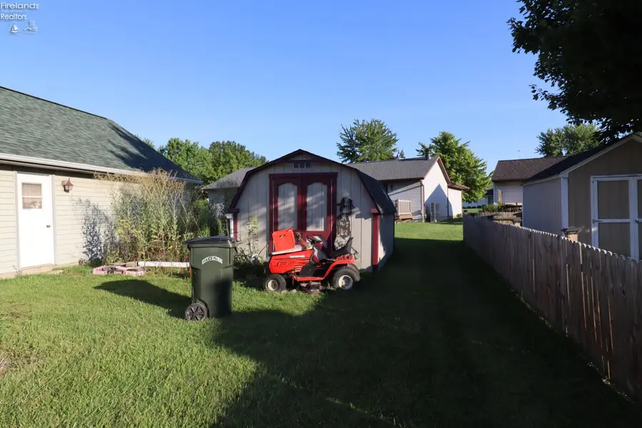 115 Meadowfield Ct, Elyria, OH 44035 - #3
