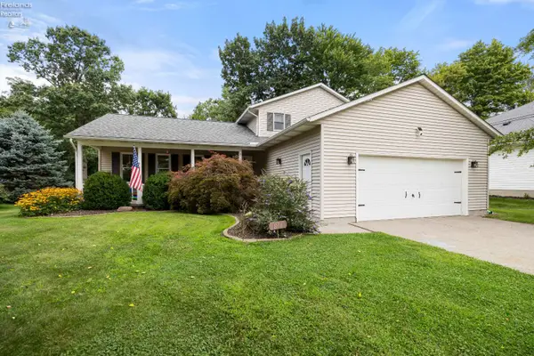 876 Moss Canyon Drive, Amherst, OH 44001