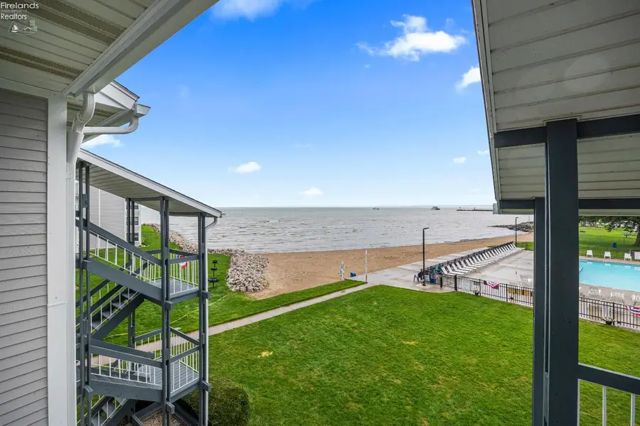 216 W Lakeshore Drive #E, Port Clinton, OH 43452 - #2