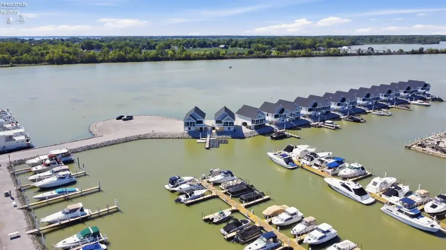 545 W Lakeshore Drive #2, Port Clinton, OH 43452 - #3