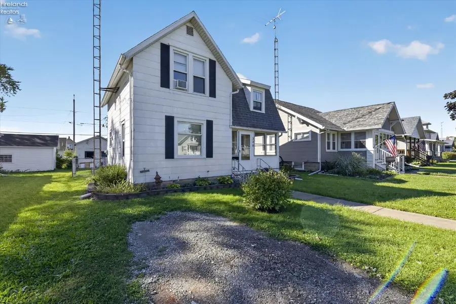 328 E 6th Street, Port Clinton, OH 43452 - #2