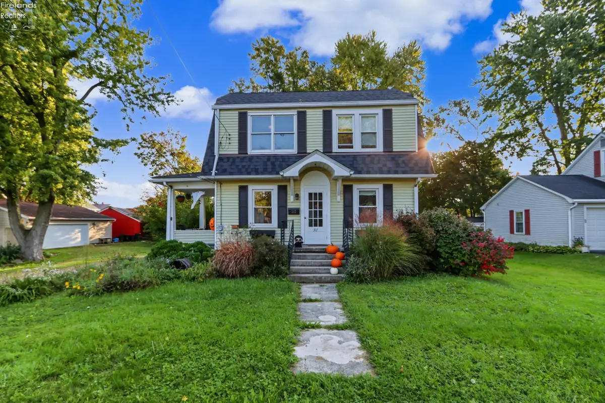 317 Ashland Ave, Ashland, OH 44805 - #1