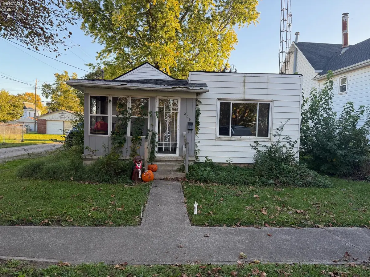 209 E Stone Street, Gibsonburg, OH 43431 - #1