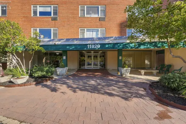 11820 Edgewater Dr #513, Lakewood, OH 44107