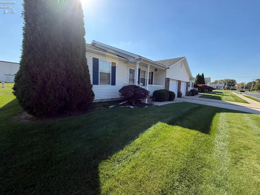 104 Teakwood Ct, Tiffin, OH 44883 - #2