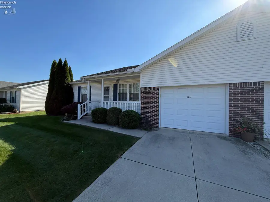 104 Teakwood Ct, Tiffin, OH 44883 - #3