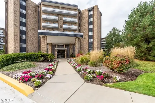 2202 Acacia Park Drive #2605, Lyndhurst, OH 44124