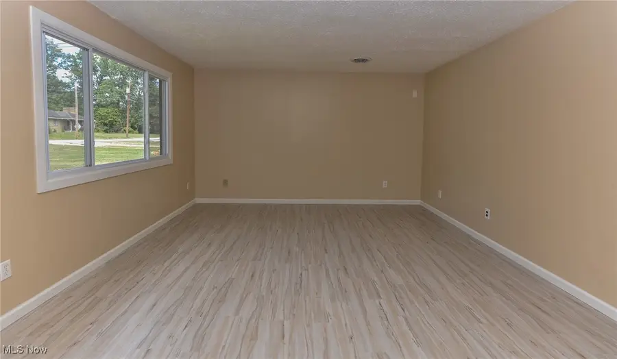 18066 Hillcrest Drive, Lake Milton, OH 44429 - Image #3