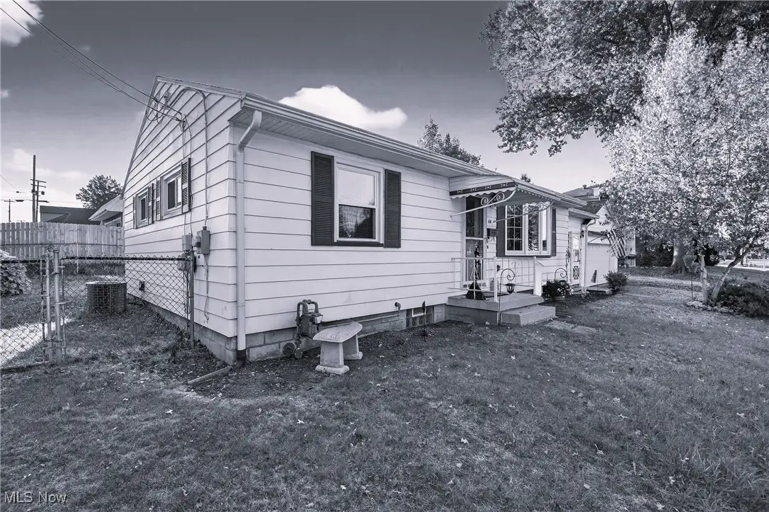 14 N Vine Street, Columbiana, OH 44408 - Image #1