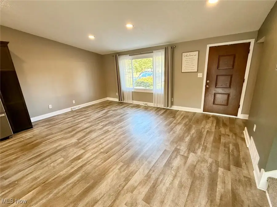 25077 Doe Drive, North Olmsted, OH 44070 - Image #2